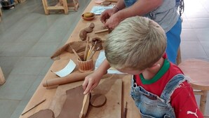 A pottery workshop with tables, clay, and tools. - Marrakech Villa for 6-16 people - Exclusive Offer - 450 sq.m and 16 x 5.5 m pool (Marrakech)