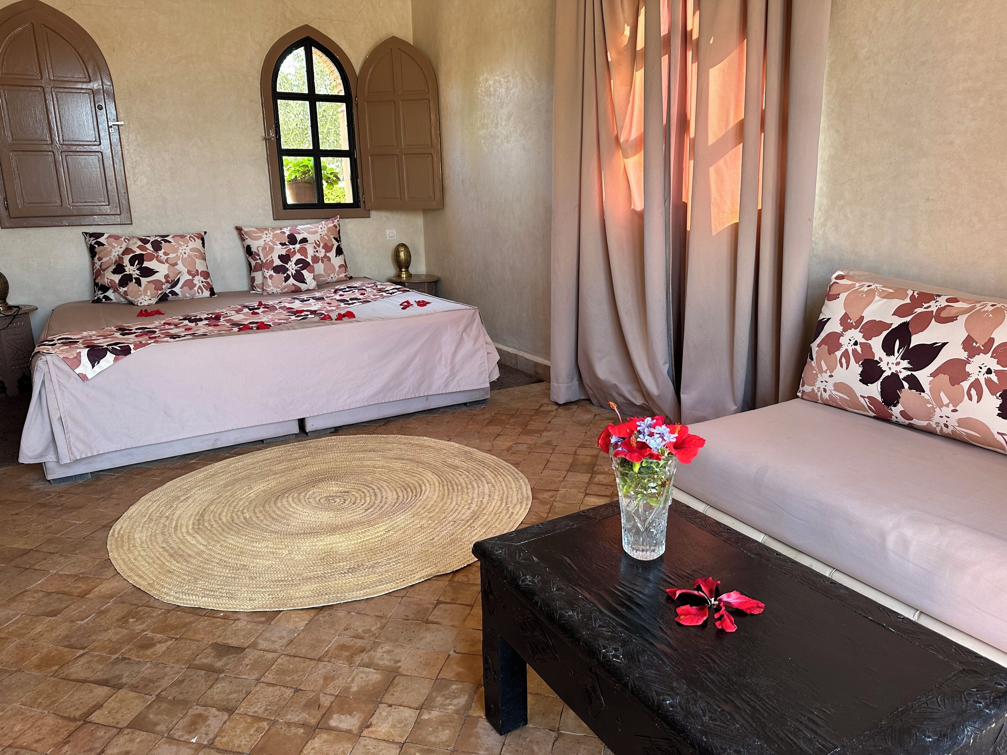 8 habitaciones, escritorio y tabla de planchar con plancha 