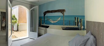 In the heart of Calvi, charming house, garden, 150 meters from a small beach.