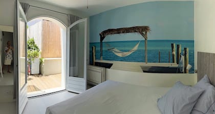 In the heart of Calvi, charming house, garden, 150 meters from a small beach.