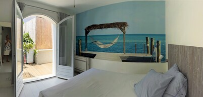 In the heart of Calvi, charming house, garden, 150 meters from a small beach.