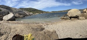 Ranta lähistöllä, aurinkotuoleja, rantapyyhkeitä