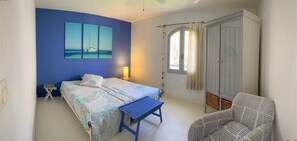 4 dormitorios, tabla de planchar con plancha, cuna de viaje