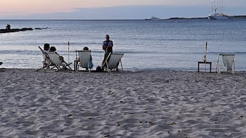 Beach nearby, sun loungers, beach towels