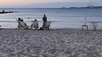 Beach nearby, sun-loungers, beach towels