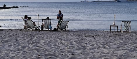 Plage à proximité, chaises longues, serviettes de plage