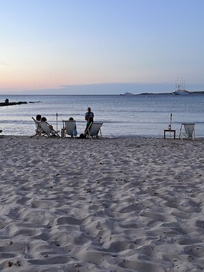 Ubicación cercana a la playa, tumbonas y toallas de playa