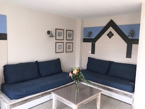 TV, DVD player, video library - Belle Île en Mer, house 5 to 7 rooms, swimming pool, sea view (Locmaria)