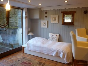 1 bedroom, iron/ironing board, free WiFi