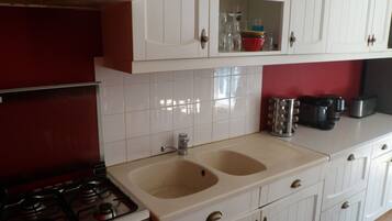 Een koelkast, een microgolfoven, een oven, een kookplaat