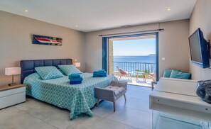 4 chambres, coffres-forts dans les chambres, fer et planche à repasser