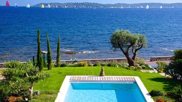 Een buitenzwembad en een verwarmd zwembad