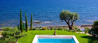 VILLA very CENTRAL.. with PANORAMIC SEA VIEWS ! Heated Pool, Parking.