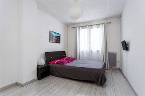 4 chambres, bureau, fer et planche à repasser, lit de bébé portatif