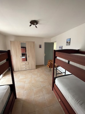 2 chambres, bureau, fer et planche Ă repasser, lit parapluie