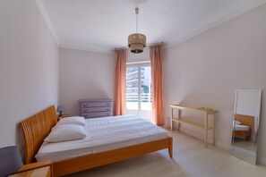 2 habitaciones, escritorio y tabla de planchar con plancha 