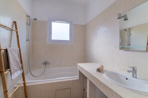 Ensemble douche/baignoire, sĂšche-cheveux, serviettes fournies