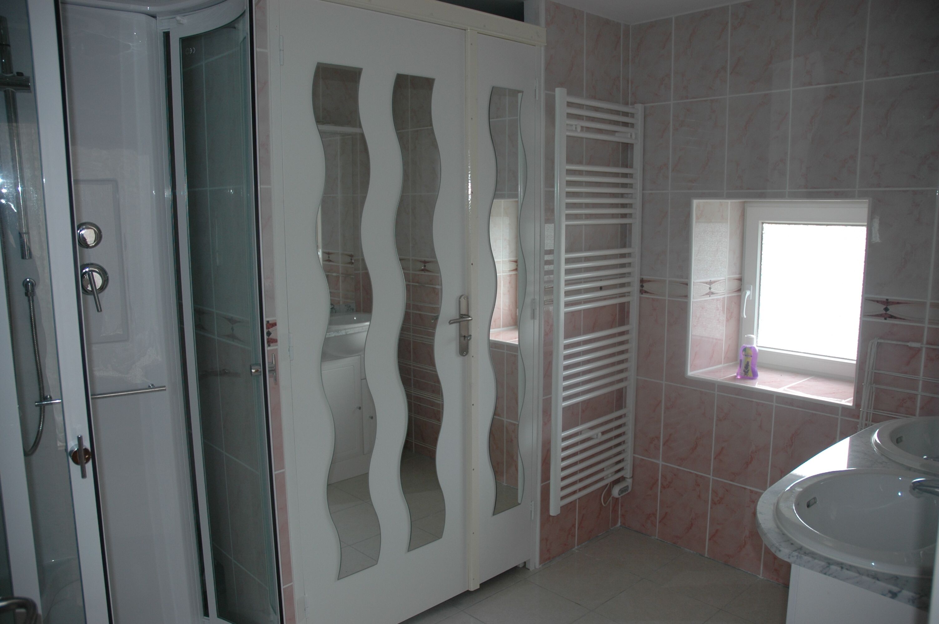 Douche, sèche-cheveux, papier toilette