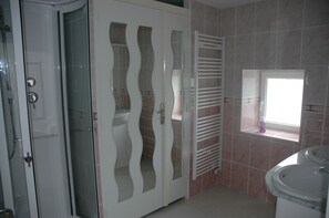 Een douche, een haardroger, toiletpapier