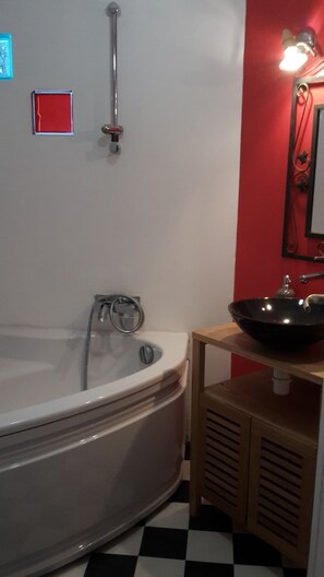 Secadora de cabello, toallas, jabón, papel de baño 