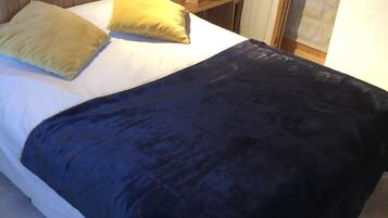 3 bedrooms, iron/ironing board, free WiFi