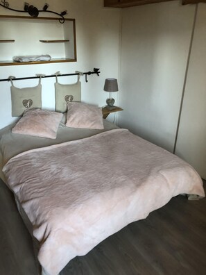 Room - Apartment with balcony, view of the South mountains, for 8 people,  (Font-Romeu-Odeillo-Via)