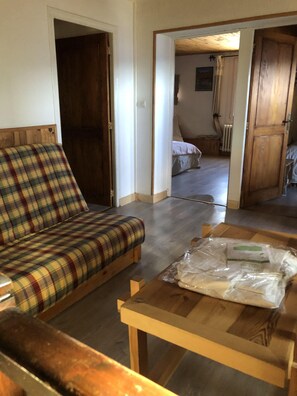 Interior - Apartment with balcony, view of the South mountains, for 8 people,  (Font-Romeu-Odeillo-Via)