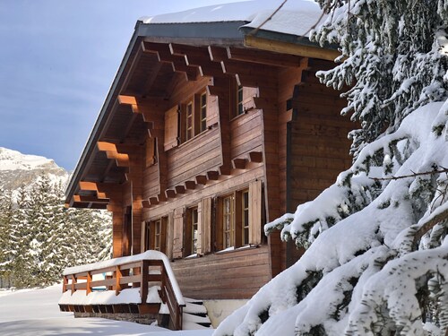 Chalet all in wood, nature, crazy charm, 1.5 km from Crans Montana. 