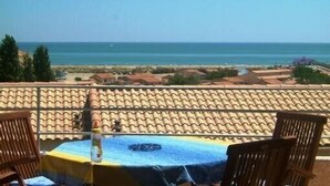 A terrace with a table and chairs, overlooking a beach and the sea. - Saint pierre home Sea + terrace and panoramic mediterrannée. (Fleury)