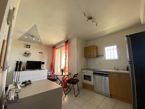 Fridge, microwave, oven, stovetop - Saint pierre home Sea + terrace and panoramic mediterrannée. (Fleury)