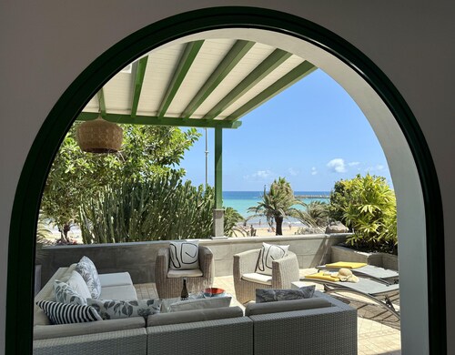 Villa feet in the water, really!