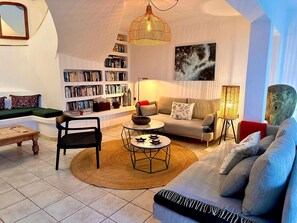 TV connectée, livres, chaîne hi-fi