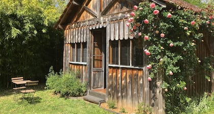 Small, charming wooden house 10 minutes walk from Sarlat city center