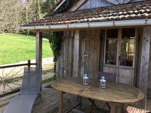 Outdoor dining - Small, charming wooden house 10 minutes walk from Sarlat city center (Sarlat-La-Canéda)