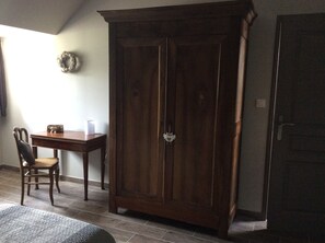 2 chambres, fer et planche à repasser, Wi-Fi, draps fournis