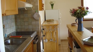 Cafetière/bouilloire, réfrigérateur, four, plaque de cuisson