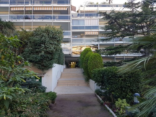 Charmant 2 pièces, terrasse, avec garage, piscine