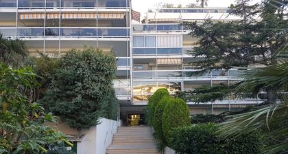 Charmant 2 piĂšces, terrasse, avec garage, piscine