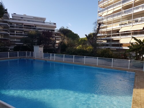 Charmante 2 Zimmer, Terrasse, mit Garage, Schwimmbad