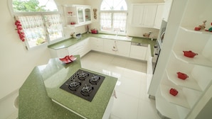 A kitchen with white cabinets, a green countertop, and a gas stove. - Not to miss! Beautiful and large villa very nice, all comfort and jacuzzi (LE FRANCOIS)