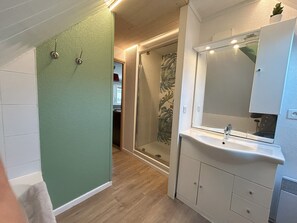 Badkar, hårtork, tvål och toalettpapper