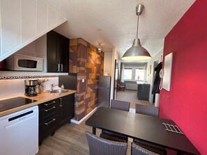 Fridge, microwave, oven, stovetop - Apartment with parking, wifi, Thonon near the thermal baths (Thonon-Les-Bains)