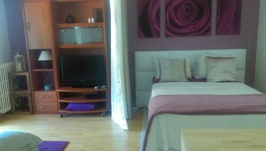In-room safe, iron/ironing board, WiFi, bed sheets - Large studio near the sea (400m.) And all the shops (Roquebrune-Cap-Martin)