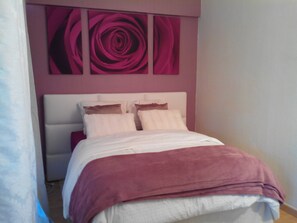 In-room safe, iron/ironing board, WiFi, bed sheets - Large studio near the sea (400m.) And all the shops (Roquebrune-Cap-Martin)