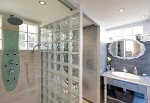 Douche, séchoir à cheveux, serviettes fournies, savon