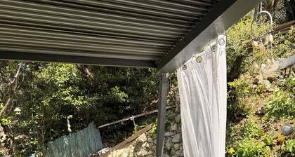 Pequeña casa con encanto independiente posado en un lugar paradisiaco