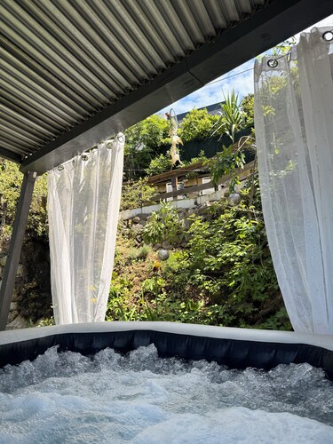 Detached house with summer Jacuzzi (May to early October), barbecue.