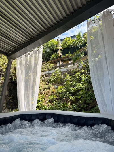Detached house with summer Jacuzzi (May to early October), barbecue.