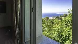 A balcony with a view of the sea and greenery. - Detached house with summer Jacuzzi (May to early October), barbecue. (Nice)