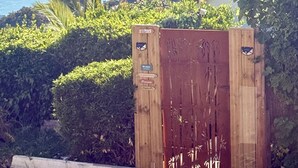 A wooden gate with a dog in front, overlooking a scenic view of a body of water and mountains. - Detached house with summer Jacuzzi (May to early October), barbecue. (Nice)